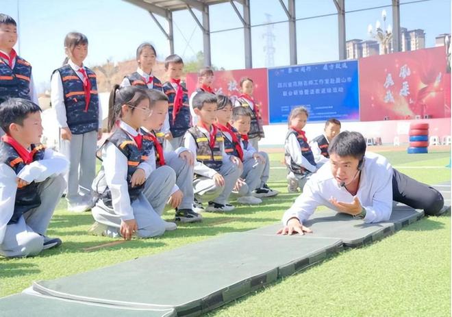 向“研赢博体育”而行 四川省范翔名师事情室展开撮合研修暨送教送培勾当(图8)